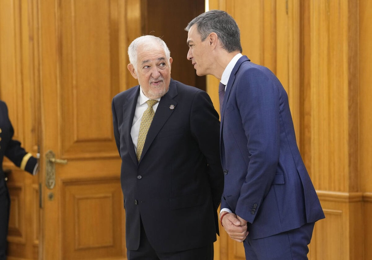 El presidente del Tribunal Constitucional, Cándido Conde-Pumpido, junto a Pedro Sánchez