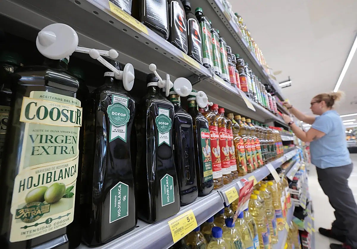 Una empleada revisa los lineales de un supermercado