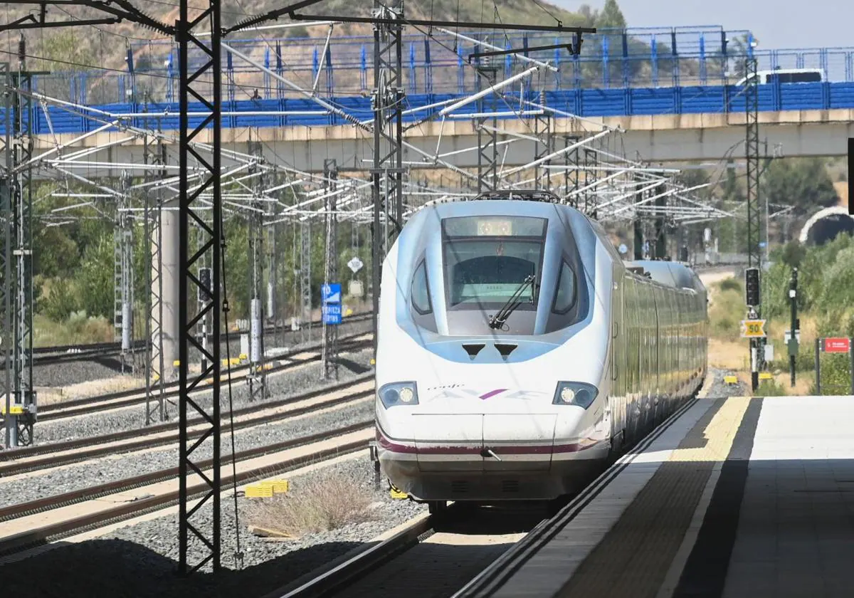 Foto de archivo de la llegada del primer AVE a la estación Rosa Manzano de Burgos