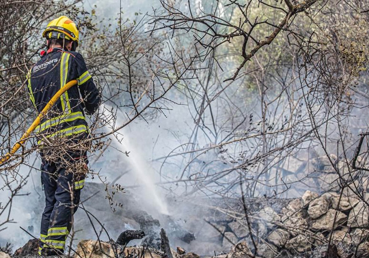 Un bombero trabaja en tareas de extinción de un incendio este verano