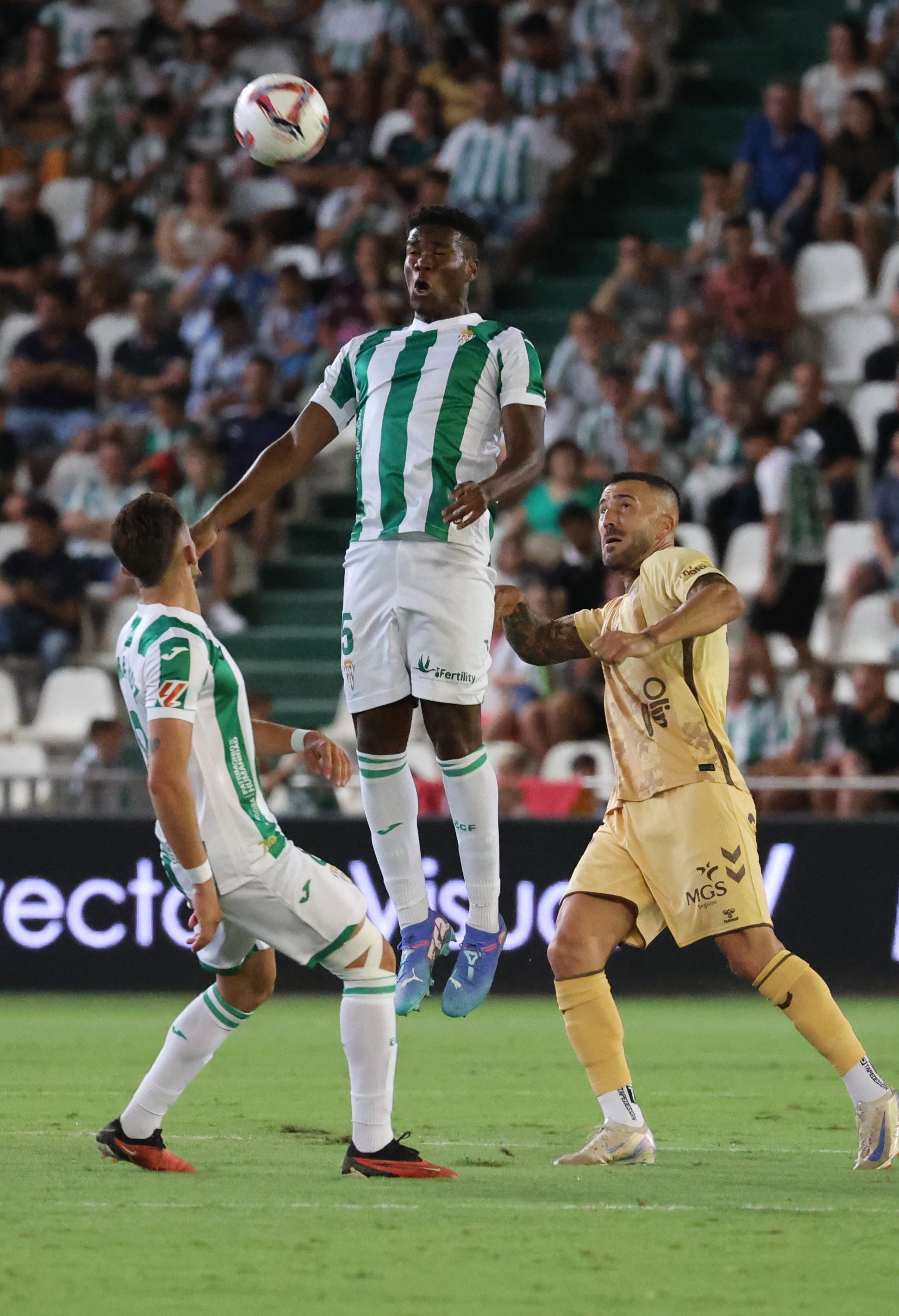 Las mejores imágenes del intenso derbi entre el Córdoba y el Málaga