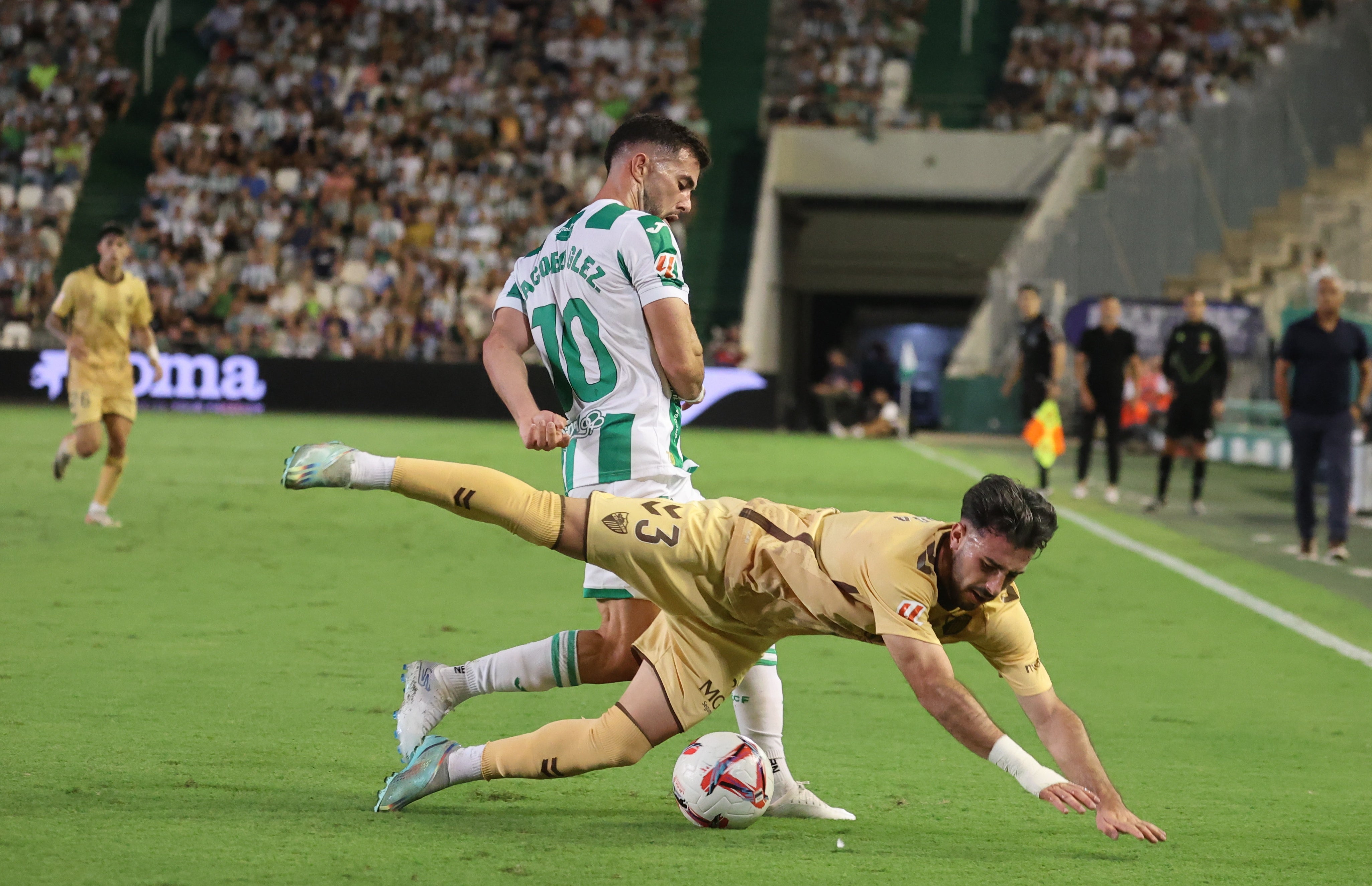 Las mejores imágenes del intenso derbi entre el Córdoba y el Málaga