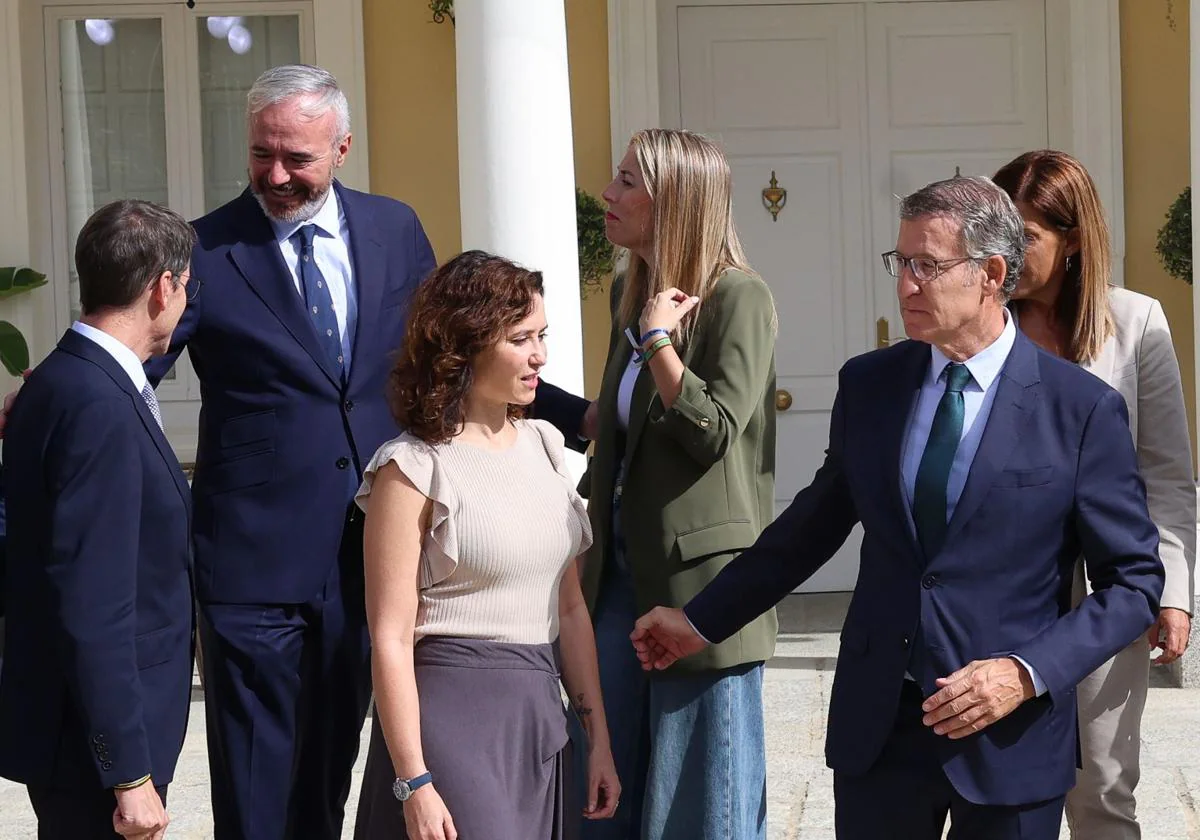 Feijóo, junto a varios de los barones territoriales tras la foto de grupo del encuentro