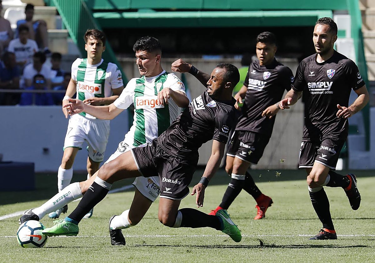 El Córdoba y el Huesca durante su último encuentro en El Arcángel
