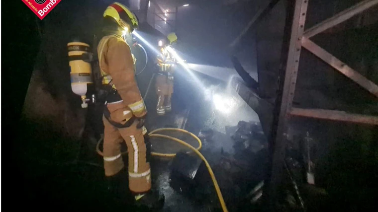 Daños materiales causados por el fuego en las instalaciones de la fábrica situada en Villajoyosa (Alicante)