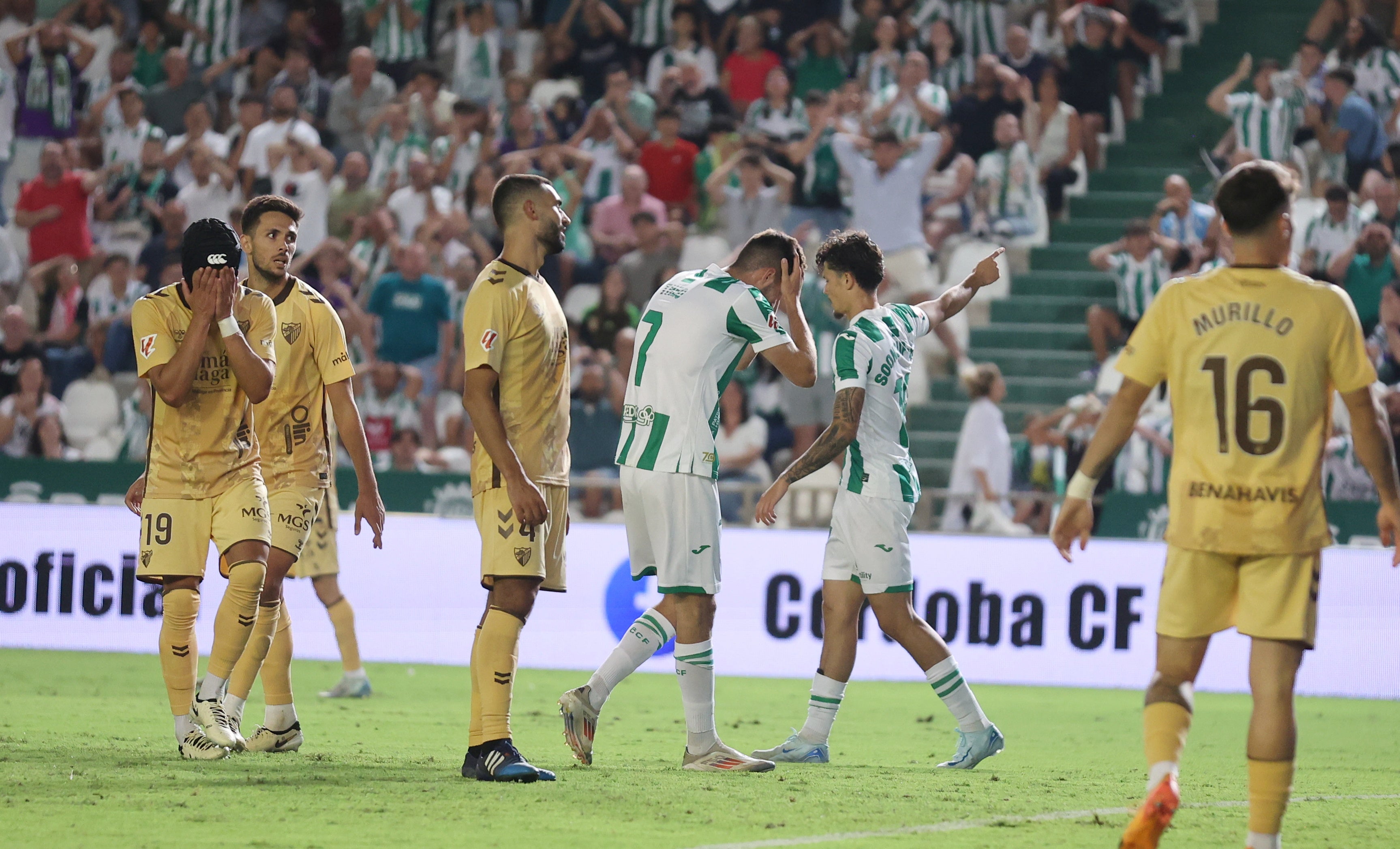 Las mejores imágenes del intenso derbi entre el Córdoba y el Málaga