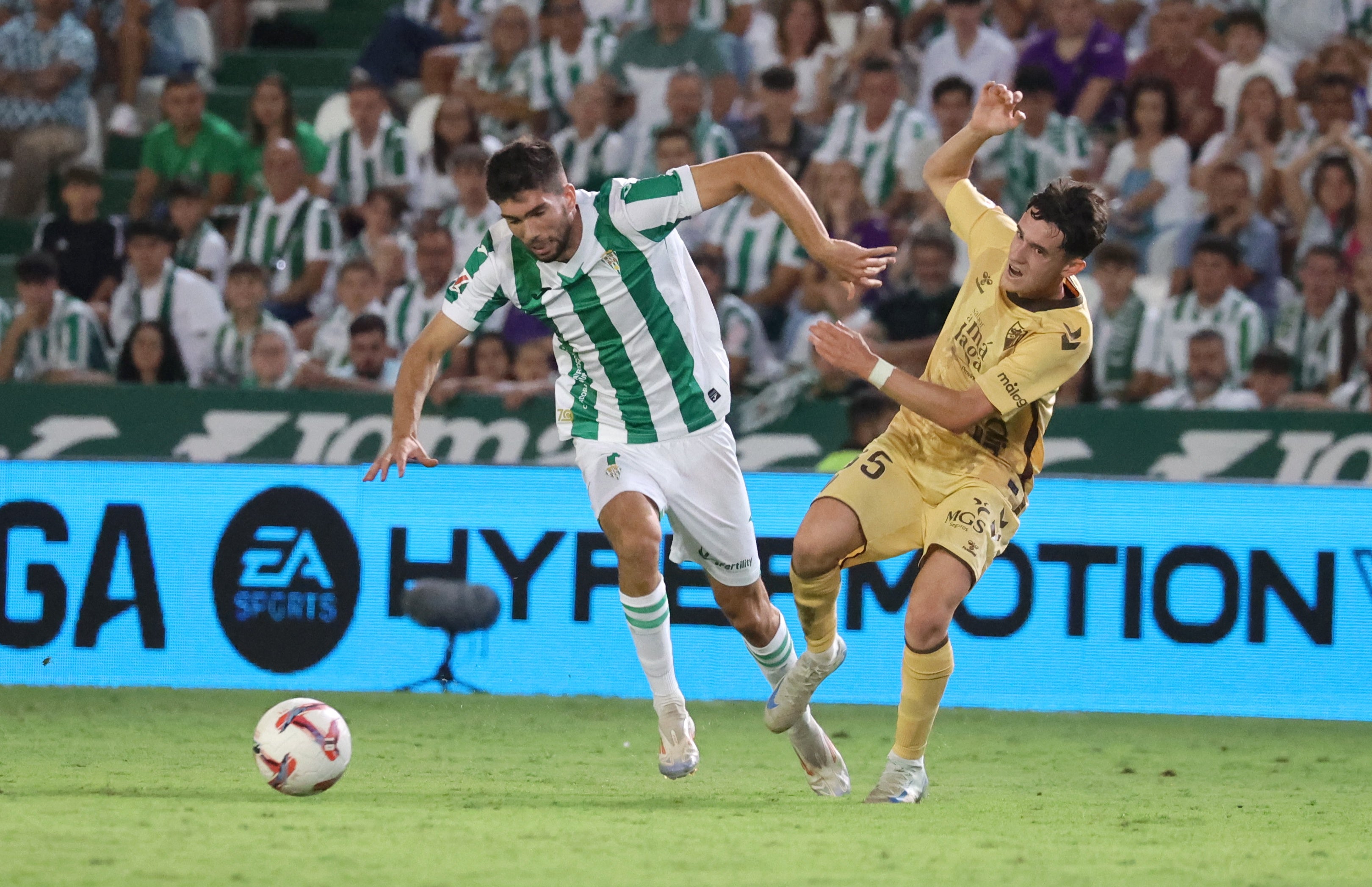 Las mejores imágenes del intenso derbi entre el Córdoba y el Málaga