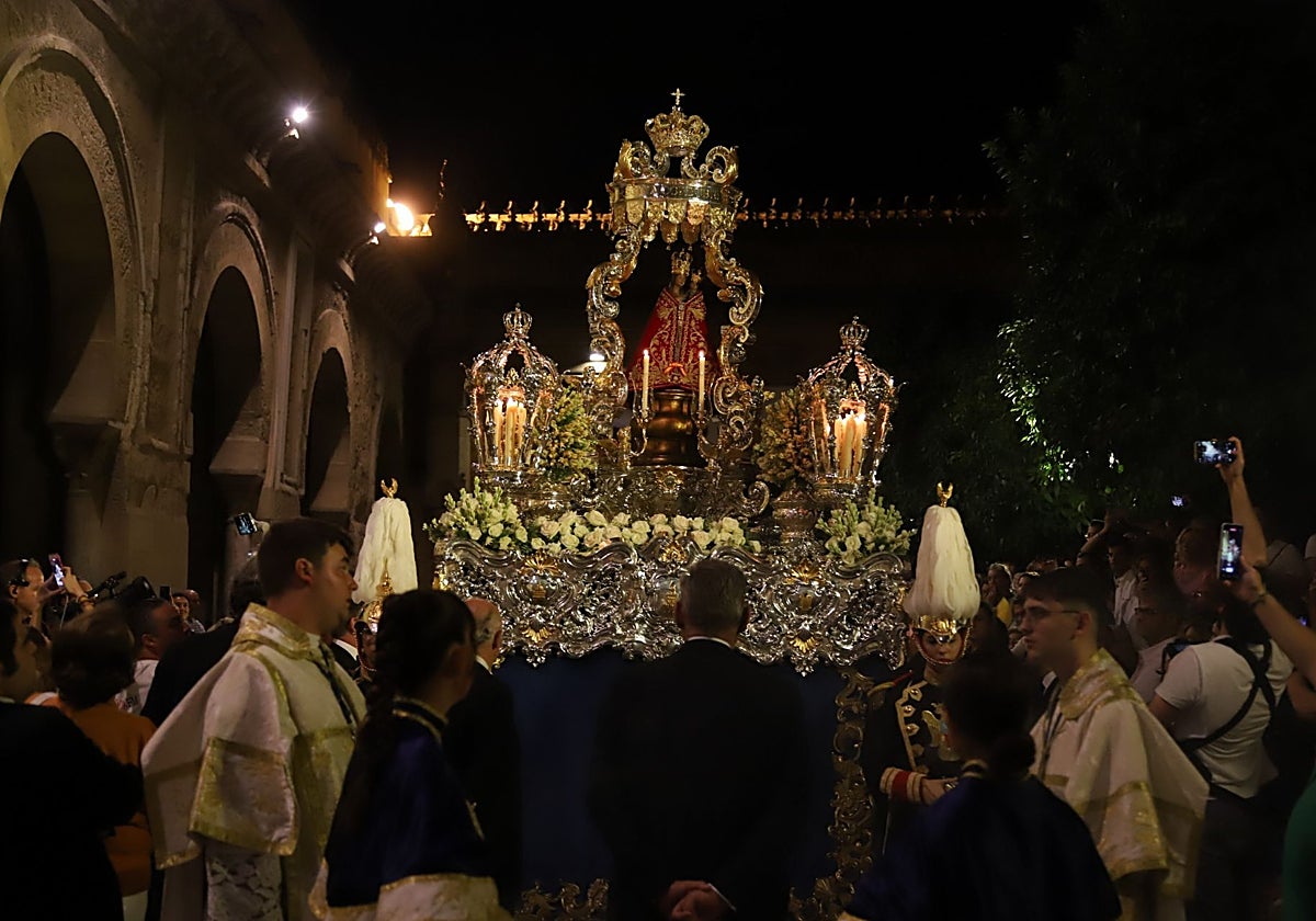 La Virgen de la Fuensanta, sobre su paso, este sábado, en el Patio de los Naranjos