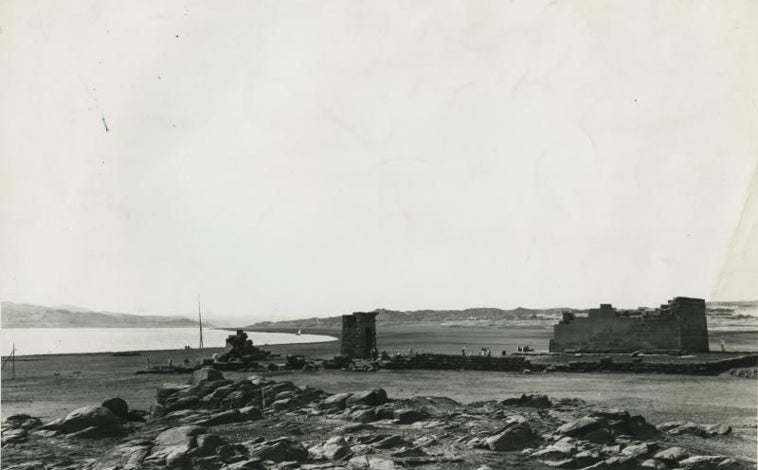 Imagen principal - Arriba, el templo de Debod en su ubicación en Egipto. Abajo, dos momentos del montaje del Templo en Madrid