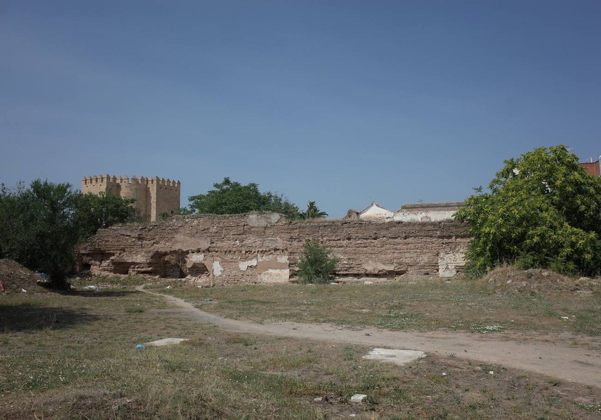 Recinto amurallado a espaldas de la Calahorra en la capital cordobesa