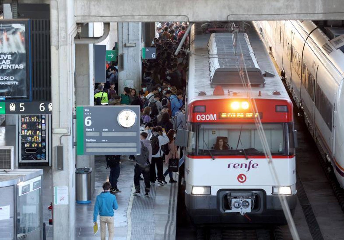 Un tren de cercanías en una imagen de archivo en la estación de Renfe de Córdoba