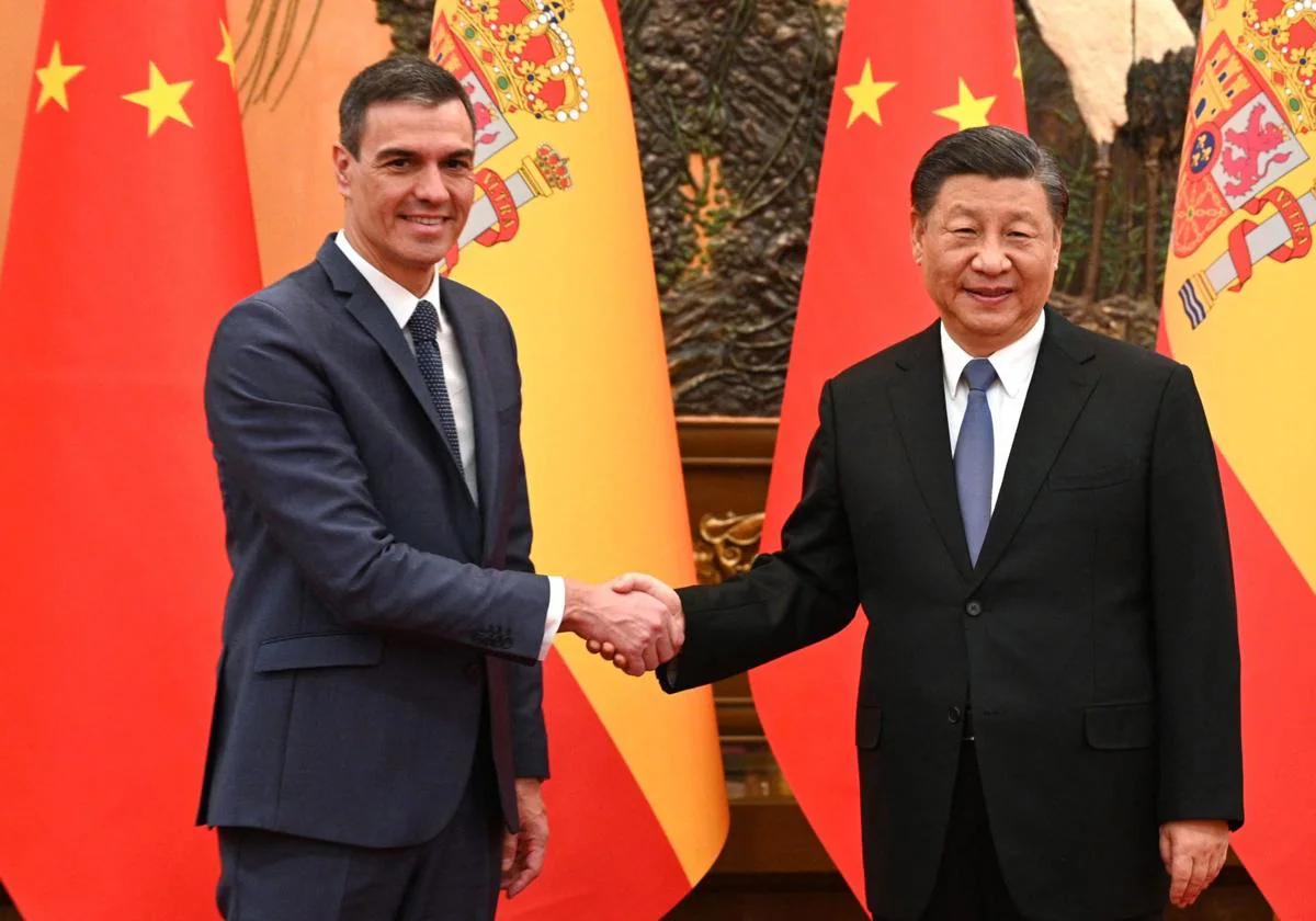 Sánchez y Jinping, durante el viaje del presidente español a China en 2023