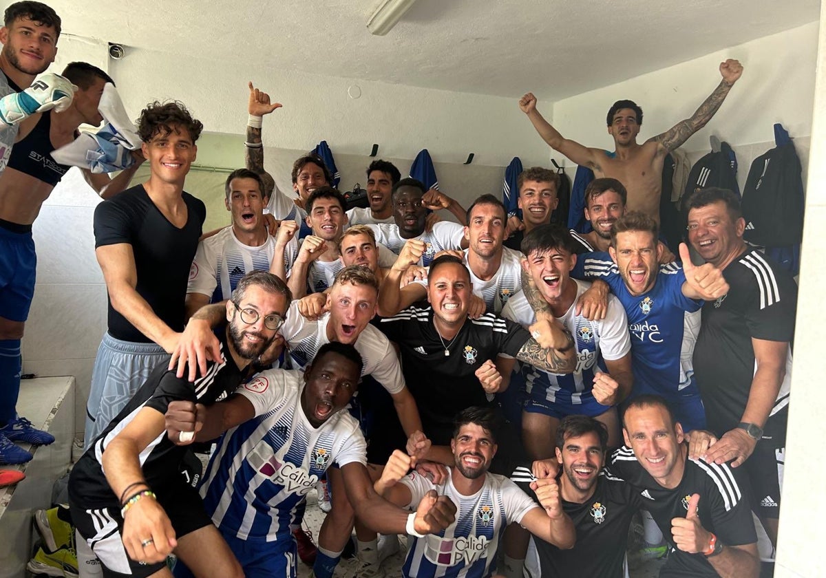 Los jugadores del CF Talavera celebran su victoria en el vestuario