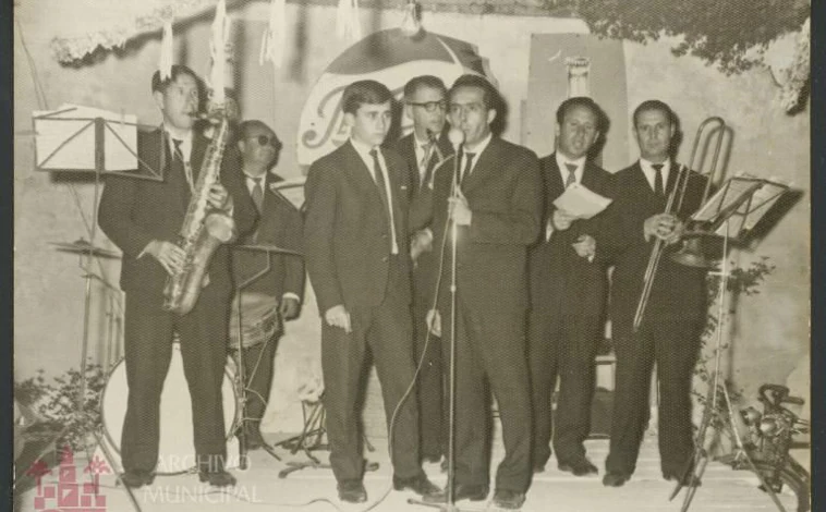 Imagen principal - En la fotografía superior, una orquesta amenizando la verbena del Alcázar Viejo en los años 60. La imagen de la izquierda muestra una noria en San Cayetano. A la derecha, un joven en una cucaña, mirado por el gentío, en la verbena de la Virgen de los Faroles, a principios del siglo XX