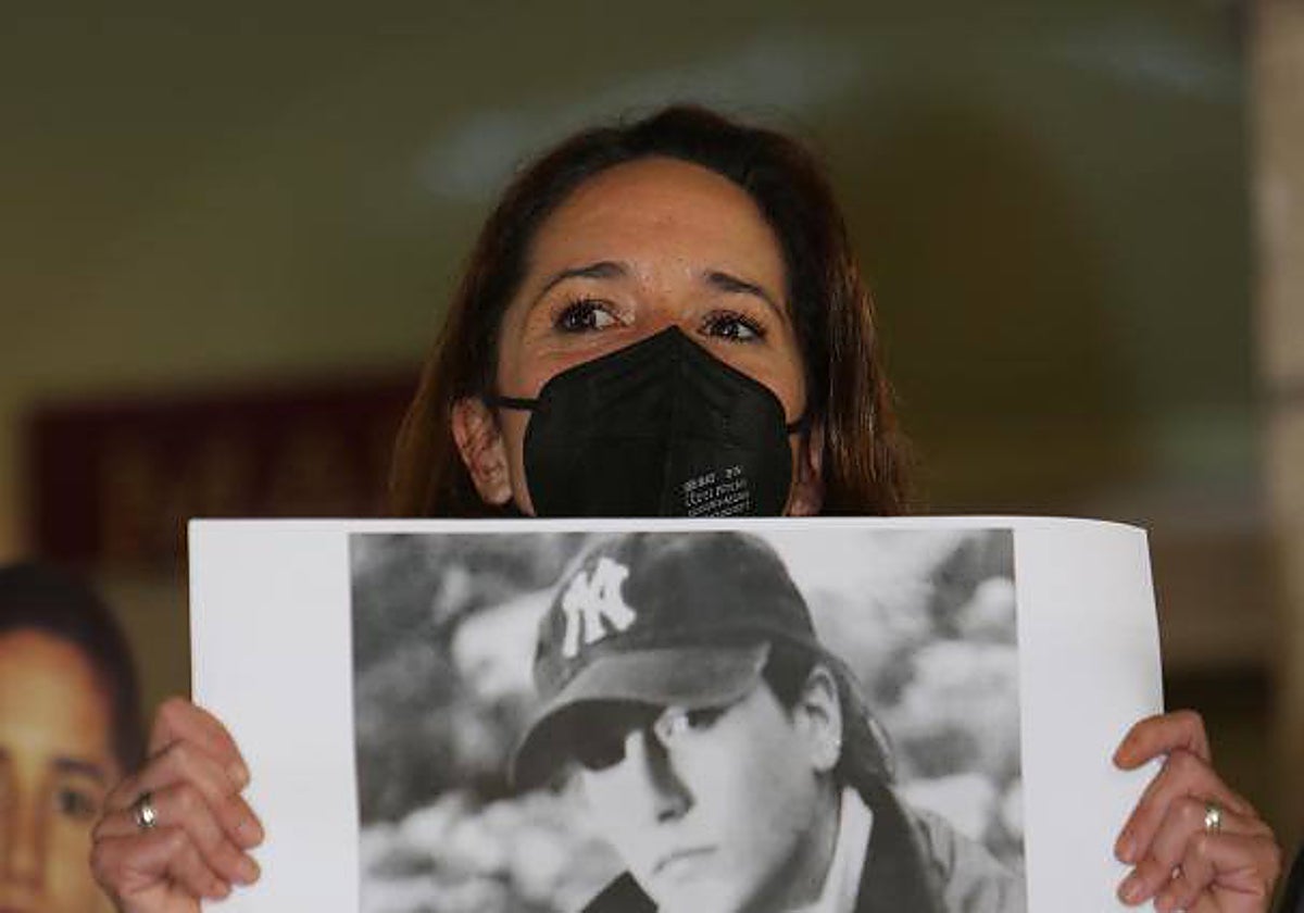 La hermana de Déborah, Rosa Fernández, en una marcha celebrada en diciembre de 2021 en Vigo