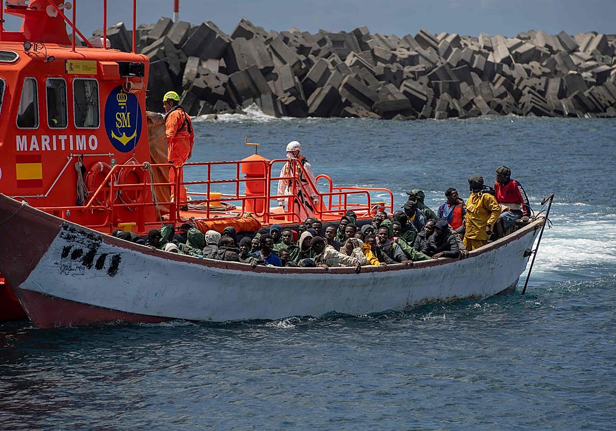 El cayuco rescatado este lunes.