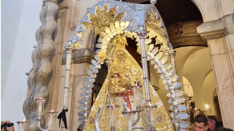 La Virgen de la Sierra de Cabra en su salida a hombros