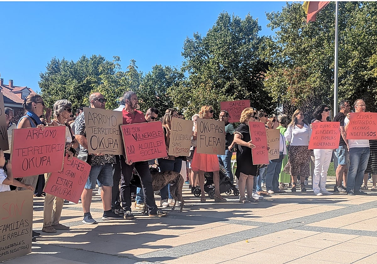Concentración de los vecinos afectados por la okupación en un bloque de viviendas de Arroyo de la Encomienda