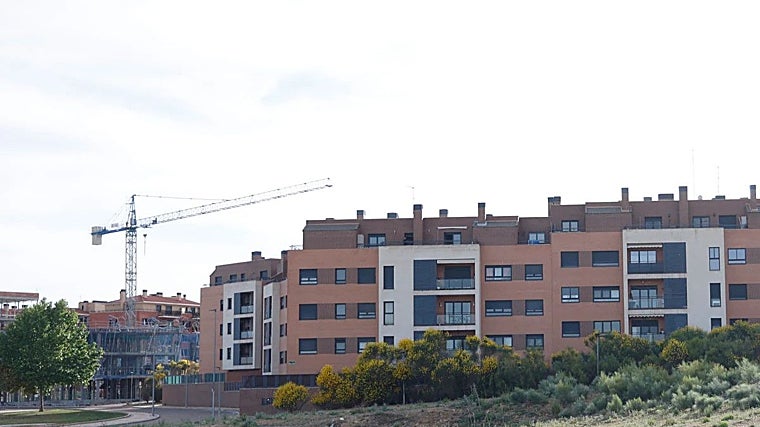 El edificio con varias viviendas okupadas en Arroyo de la Encomienda (Valladolid)