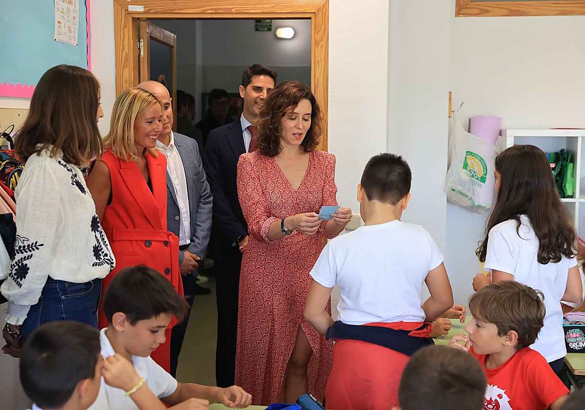 Ayuso, en el colegio público Daoiz y Velarde, de Alcobendas