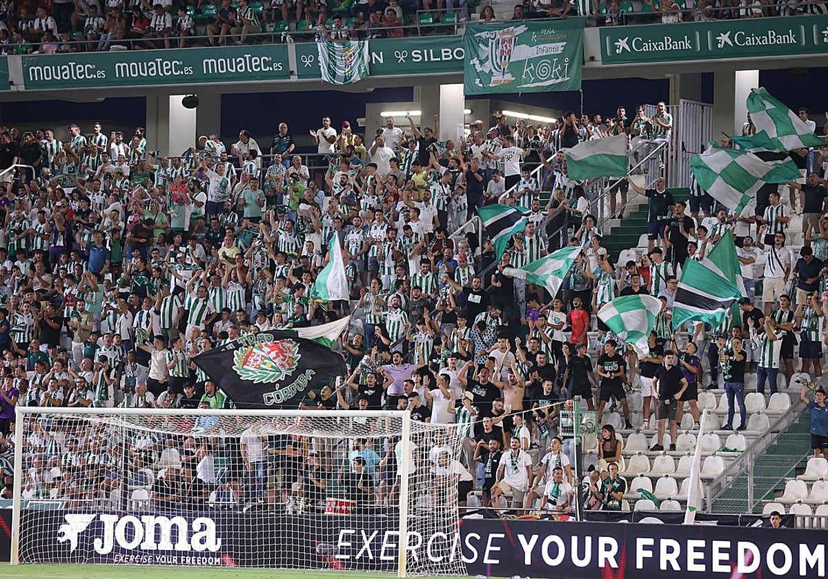 La afición del Córdoba presente en El Arcángel ante el Málaga