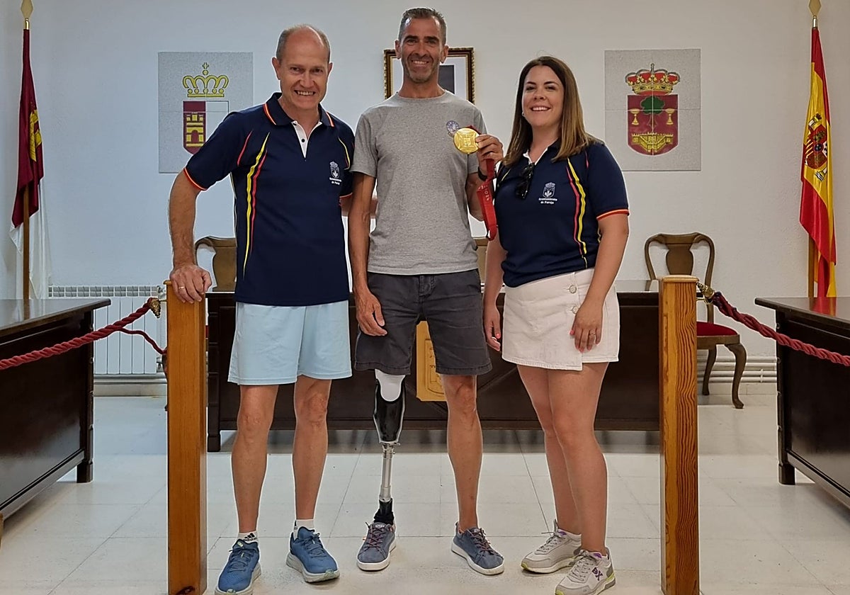 Dani Molina comparte su medalla con el pueblo de Pareja