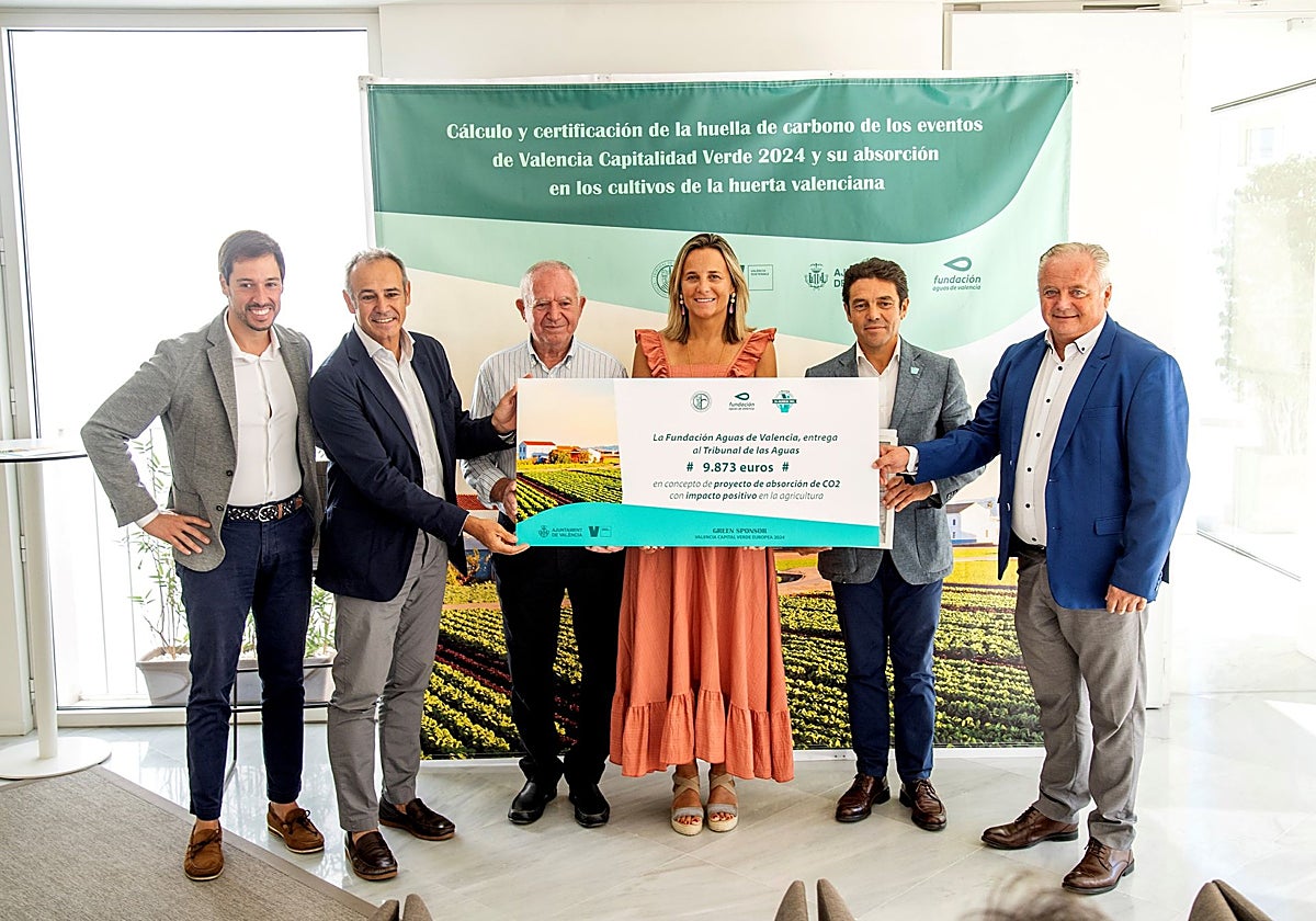 Imagen de la entrega del cheque al Tribunal de las Aguas por el proyecto HortiGO2