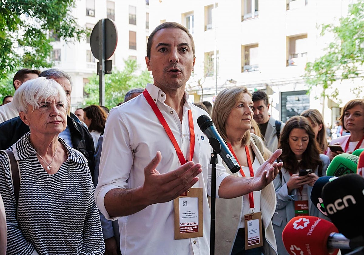 Juan Lobato, el sábado ante la sede del PSOE, durante el Comité Federal