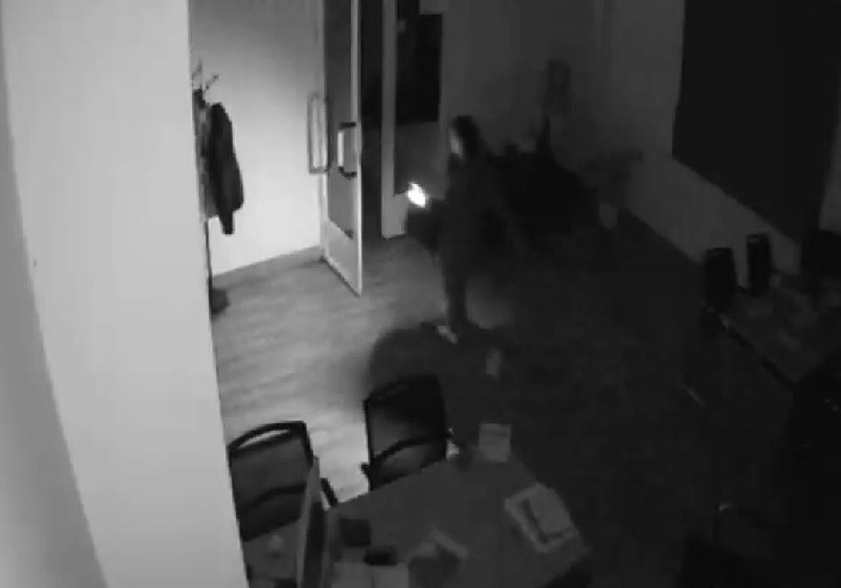 Grabación en una de las naves con el presunto ladrón recorriendo las instalaciones