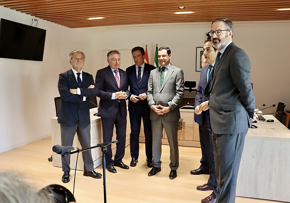 Juanma Moreno, con el reto de autoridades, en la inauguración