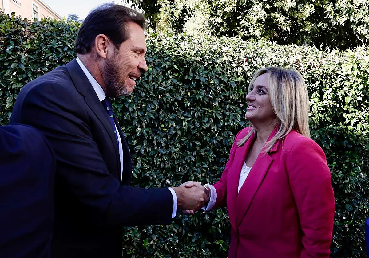 Óscar Puente y Marifrán Carazo se saludan durante la visita del ministro a Granada del pasado 6 de septiembre