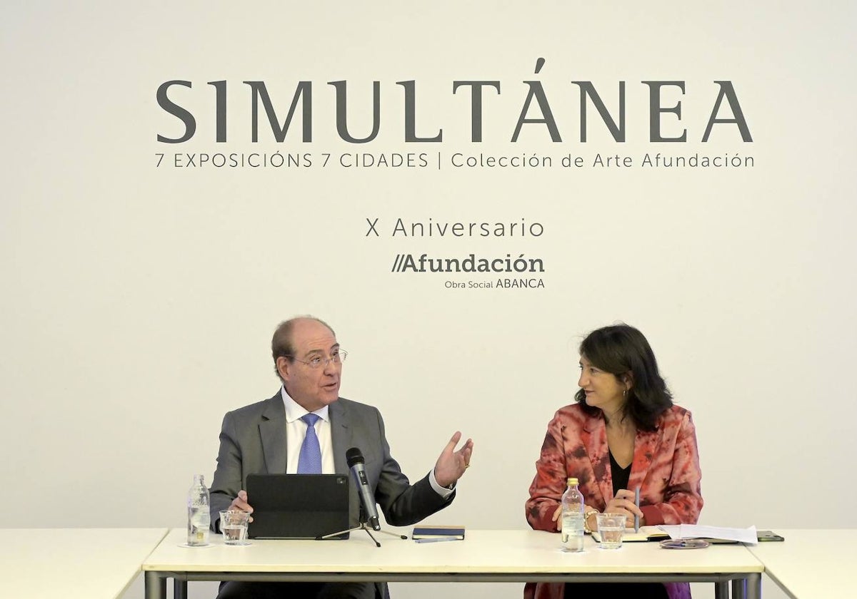 Miguel Á. Escotet y Paloma Vera, este martes en la presentación, en La Coruña