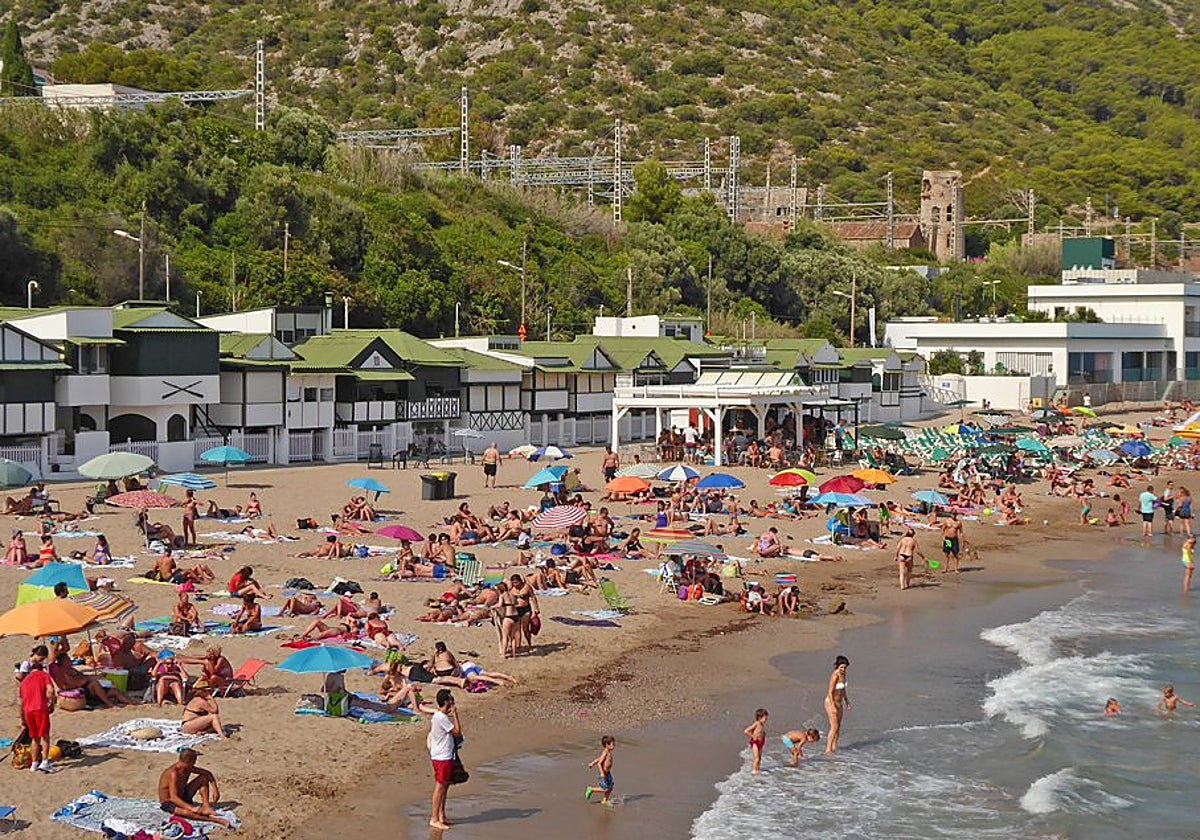 Lo que la diferencia de otras playas cercanas es su combinación de belleza natural y elementos históricos
