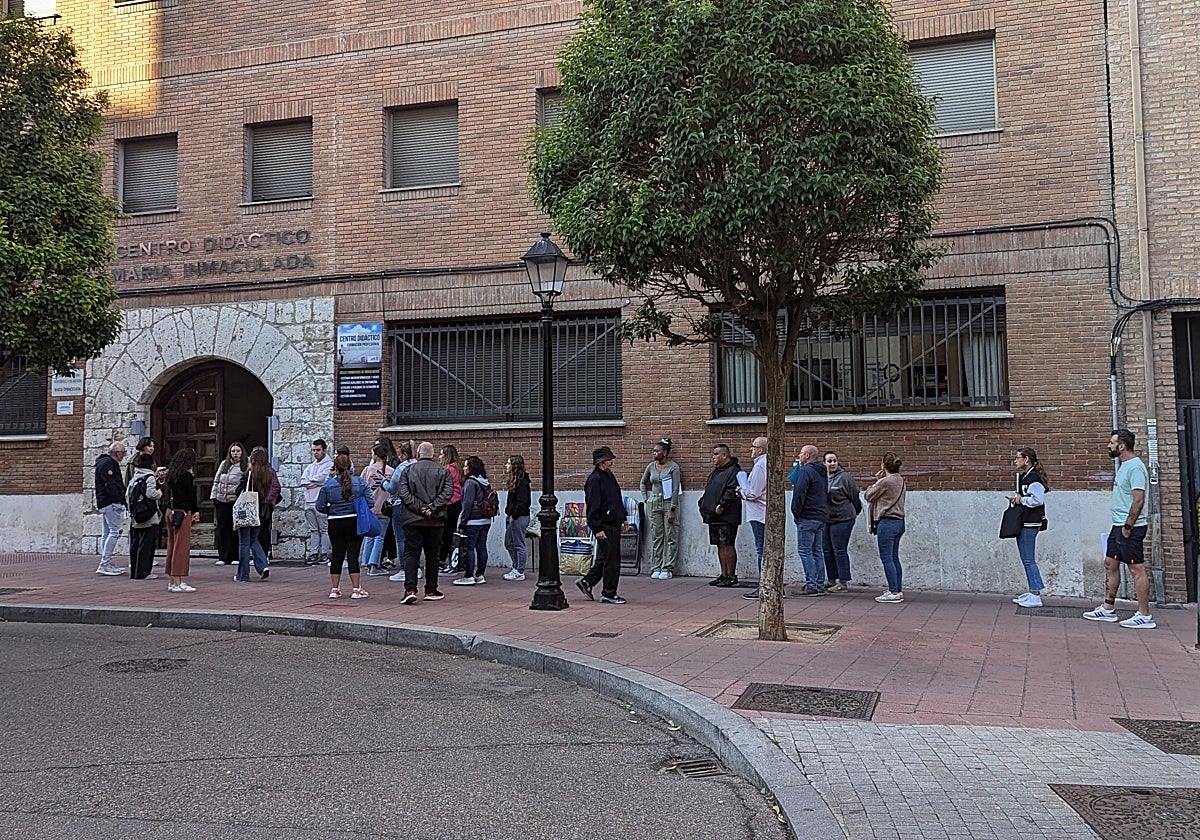 Colas en un centro educativo de Valladolid para acceder a las últimas plazas libres de Formación Profesional