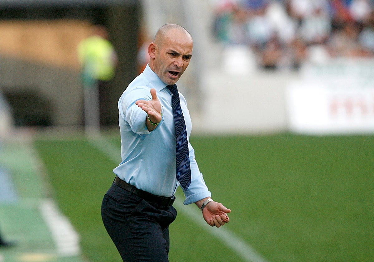 Paco Jémez da instrucciones a los jugadores del Córdoba durante su etapa en 2011