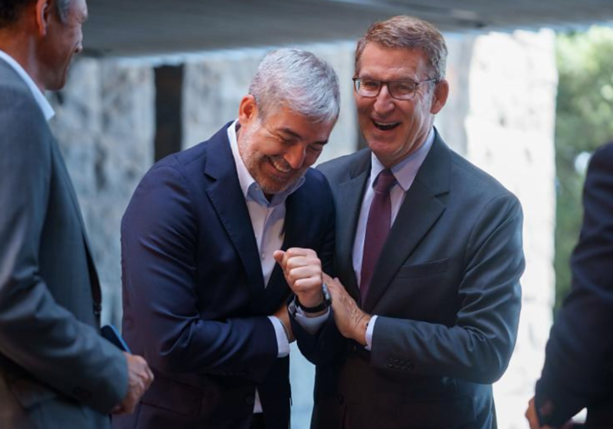 El presidente de Canarias, Fernando Clavijo, y el presidente del PP, Alberto Núñez Feijóo, en una reunión en Tenerife tras el 23j