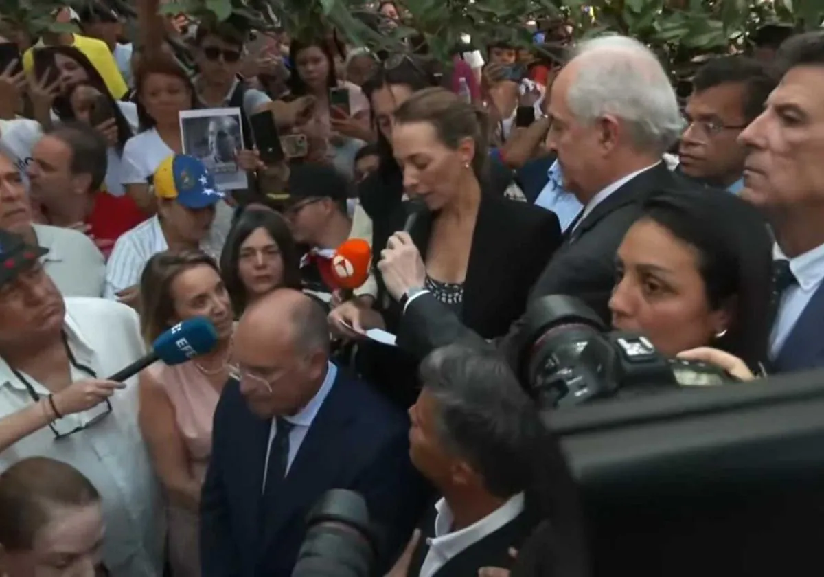 Carolina González, hija de Edmundo González, hablando en Madrid