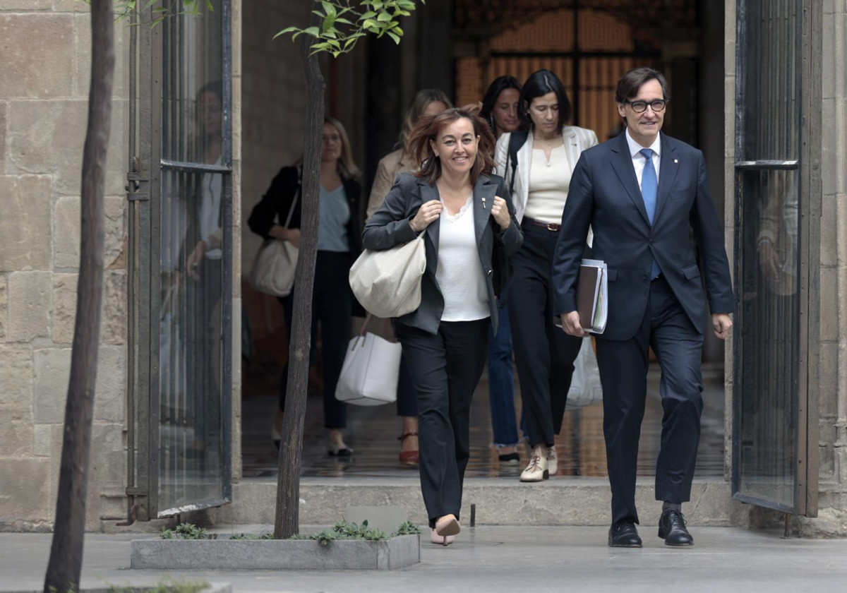 Sílvia Paneque y Salvador Illa, hoy, antes de la reunión semanal del Govern en el Palacio de la Generalitat
