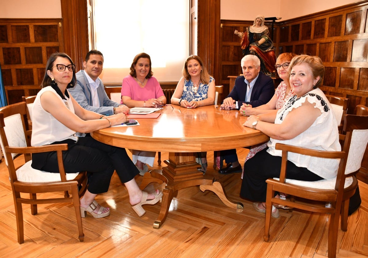 Concepción Cedillo y Francisco López durante la reunión