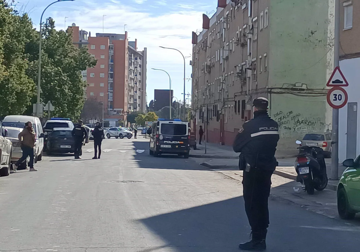 Agentes policiales en el barrio El Torrejón de Huelva en una imagen de archivo