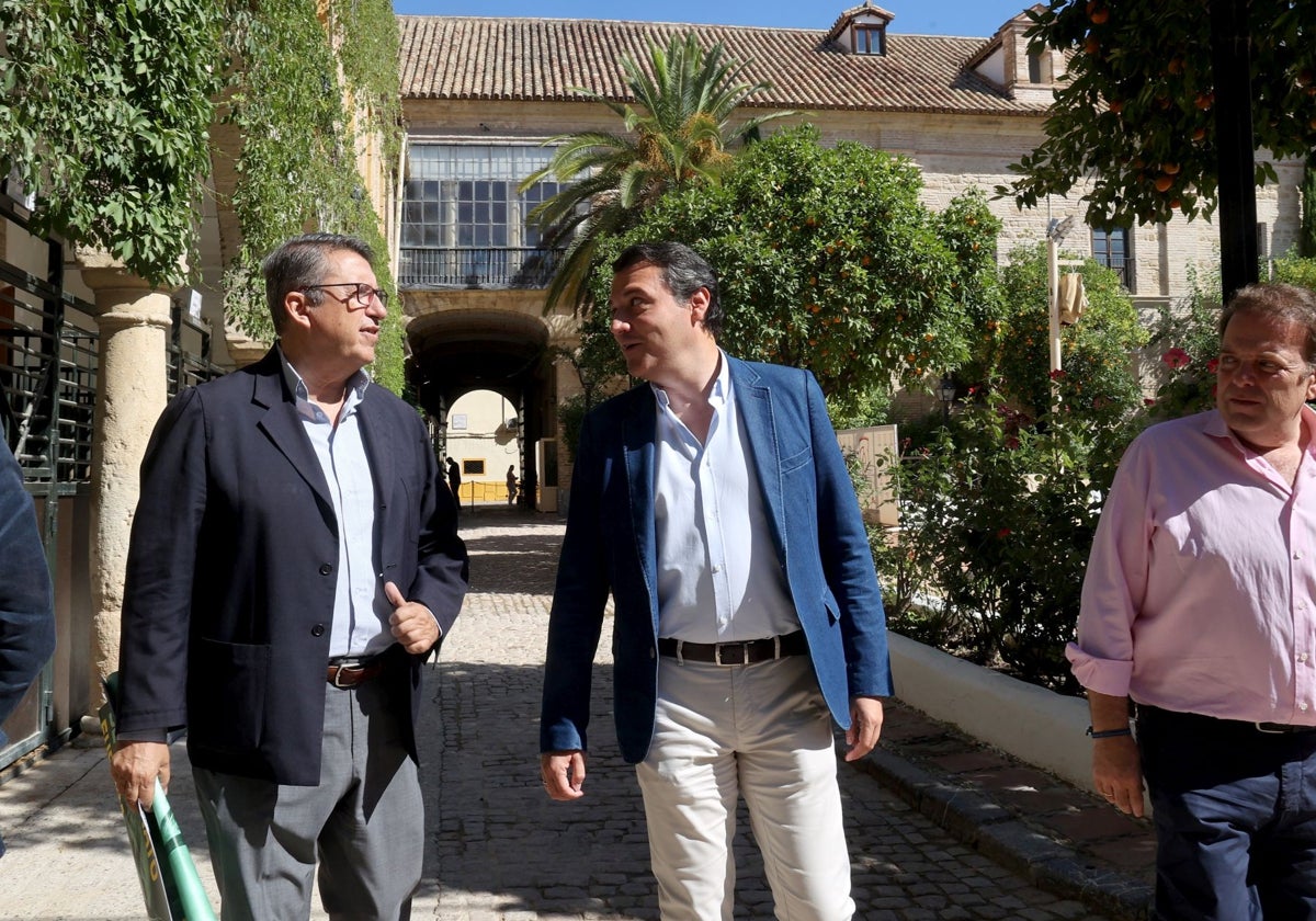 José María Bellido, con Rafael Blanco y Julián Urbano, en un acto en Caballerizas Reales