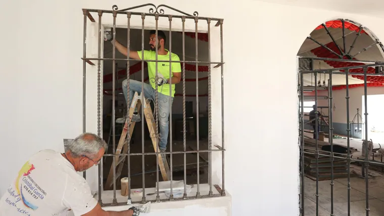 Montaje de una caseta en la Feria de Córdoba