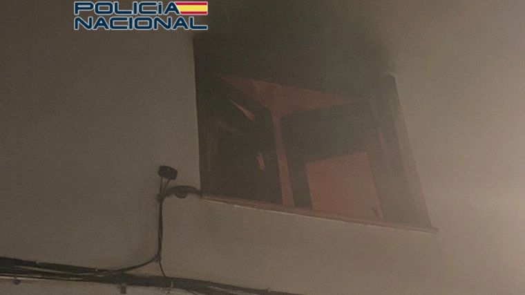 Ventana del piso donde se ha producido el fuego