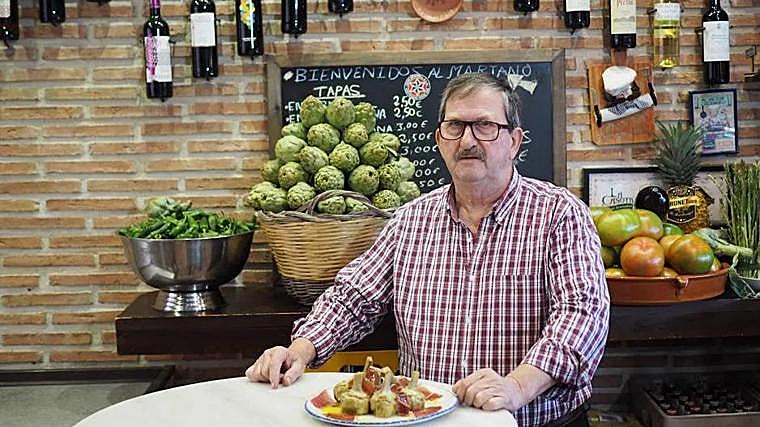 Mariano Martín regenta el Mesón Mariano, con más de medio siglo de hictoria