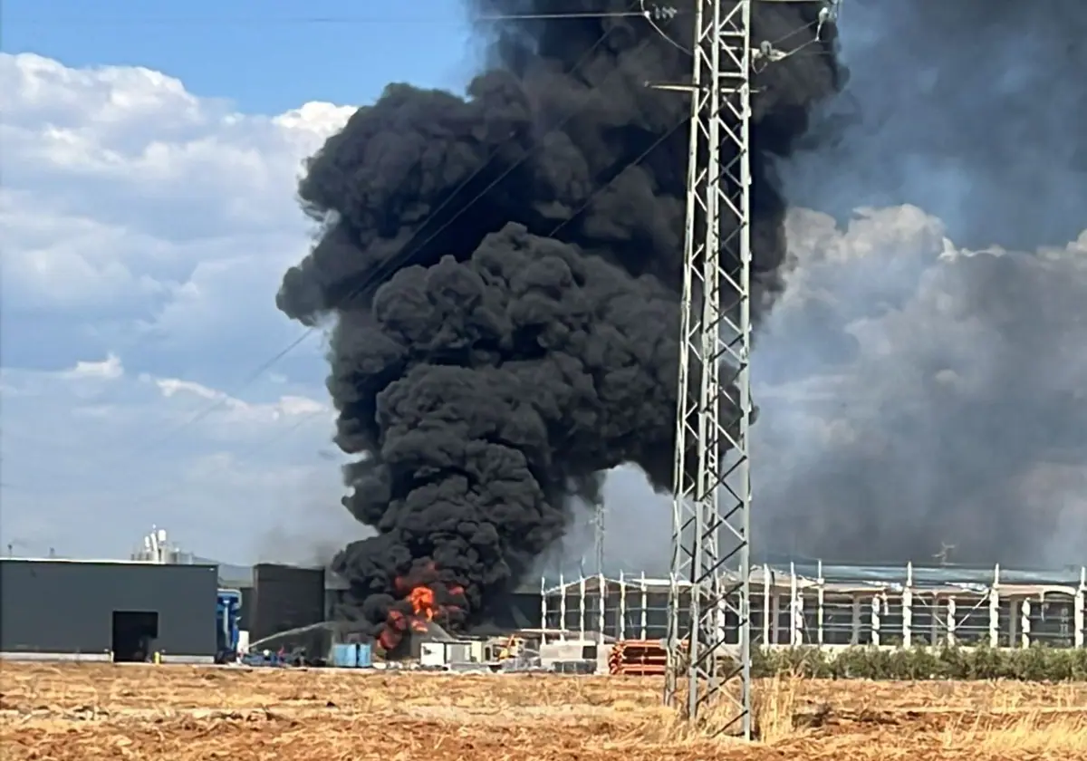 Cortina de humo provocada en los primeros momentos del incendio en la nave de Villa del Río