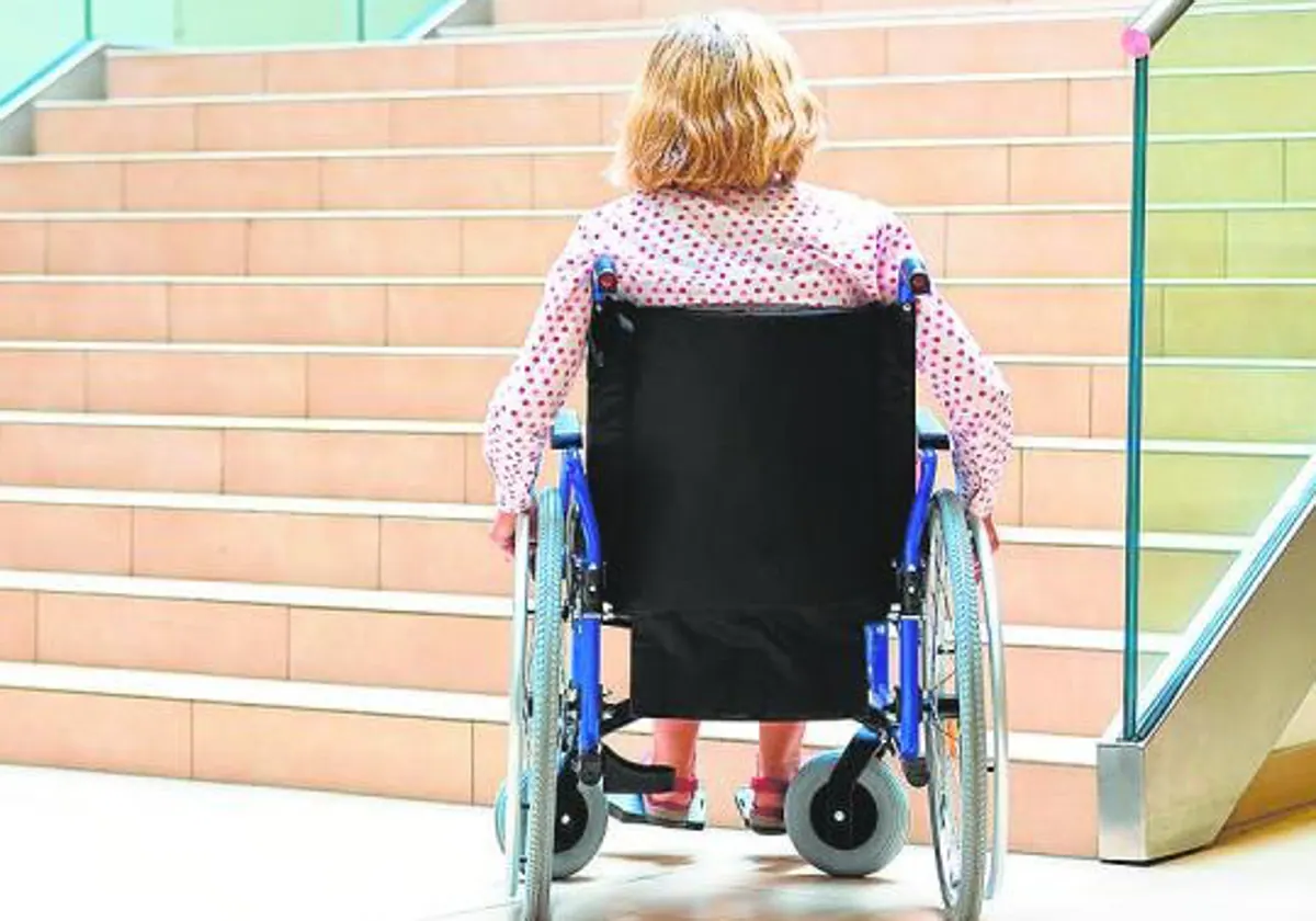 Una mujer en silla de ruedas