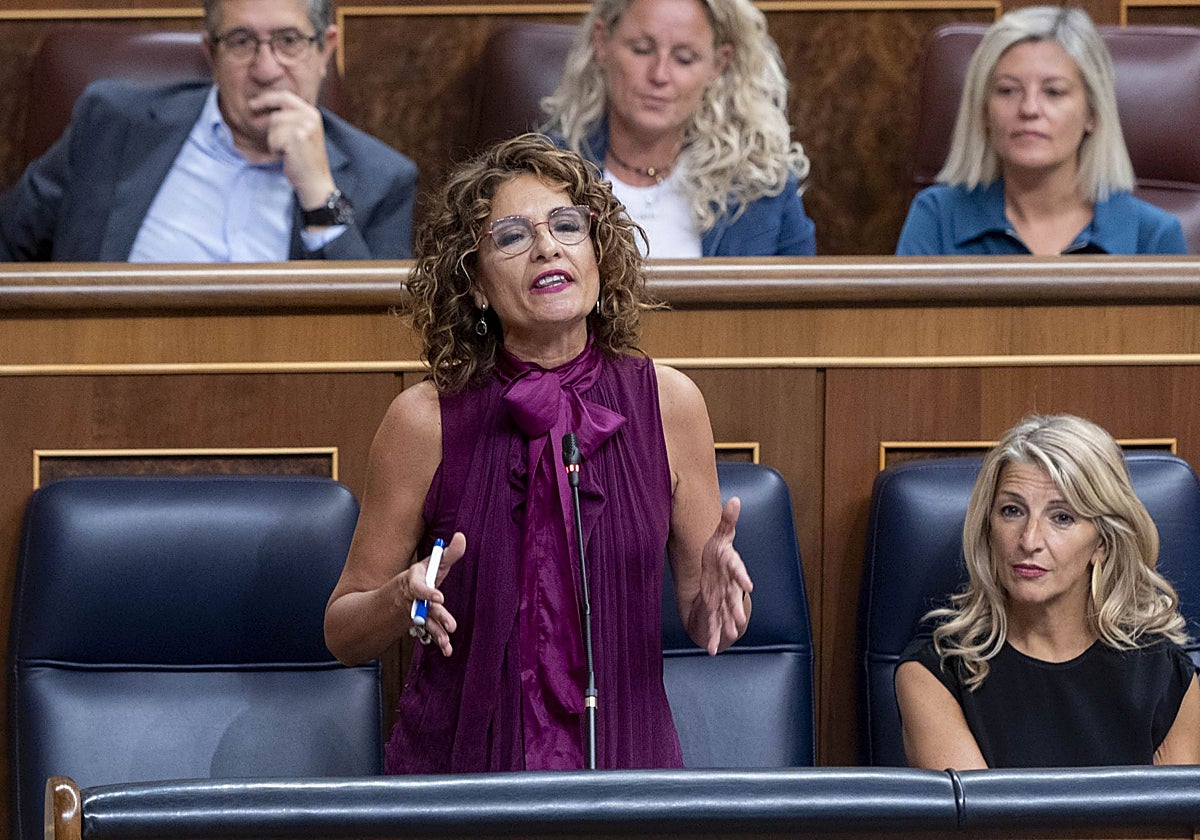 La vicepresidenta María Jesús Montero, en la sesión de control al Gobierno, entre Yolanda Díaz y el escaño vacío de Pedro Sánchez. En vídeo, Montero y Gamarra protagonizan un tenso cara a cara en el Congreso.