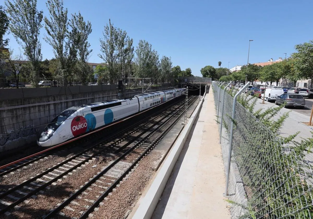 Un tren Ouigo circulando en Córdoba