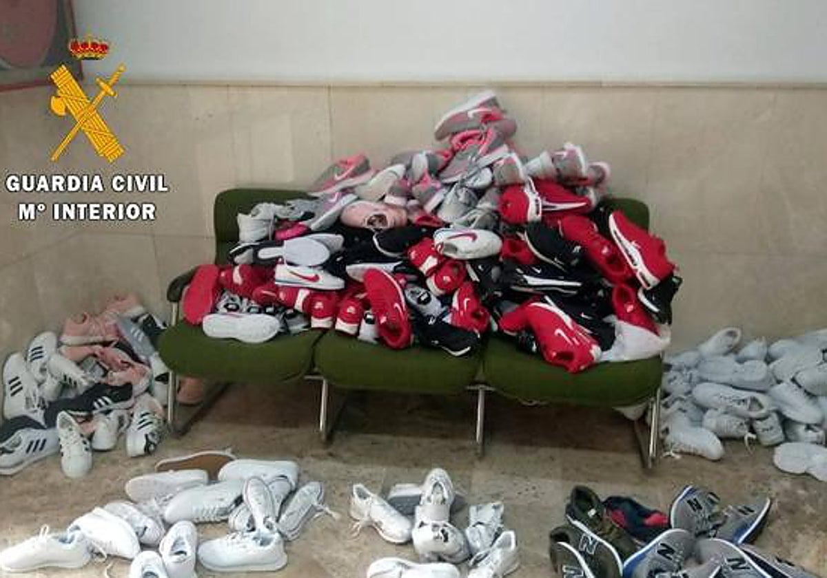 Investigado por intentar vender 245 pares de zapatillas falsas en un mercadillo de Alcaraz