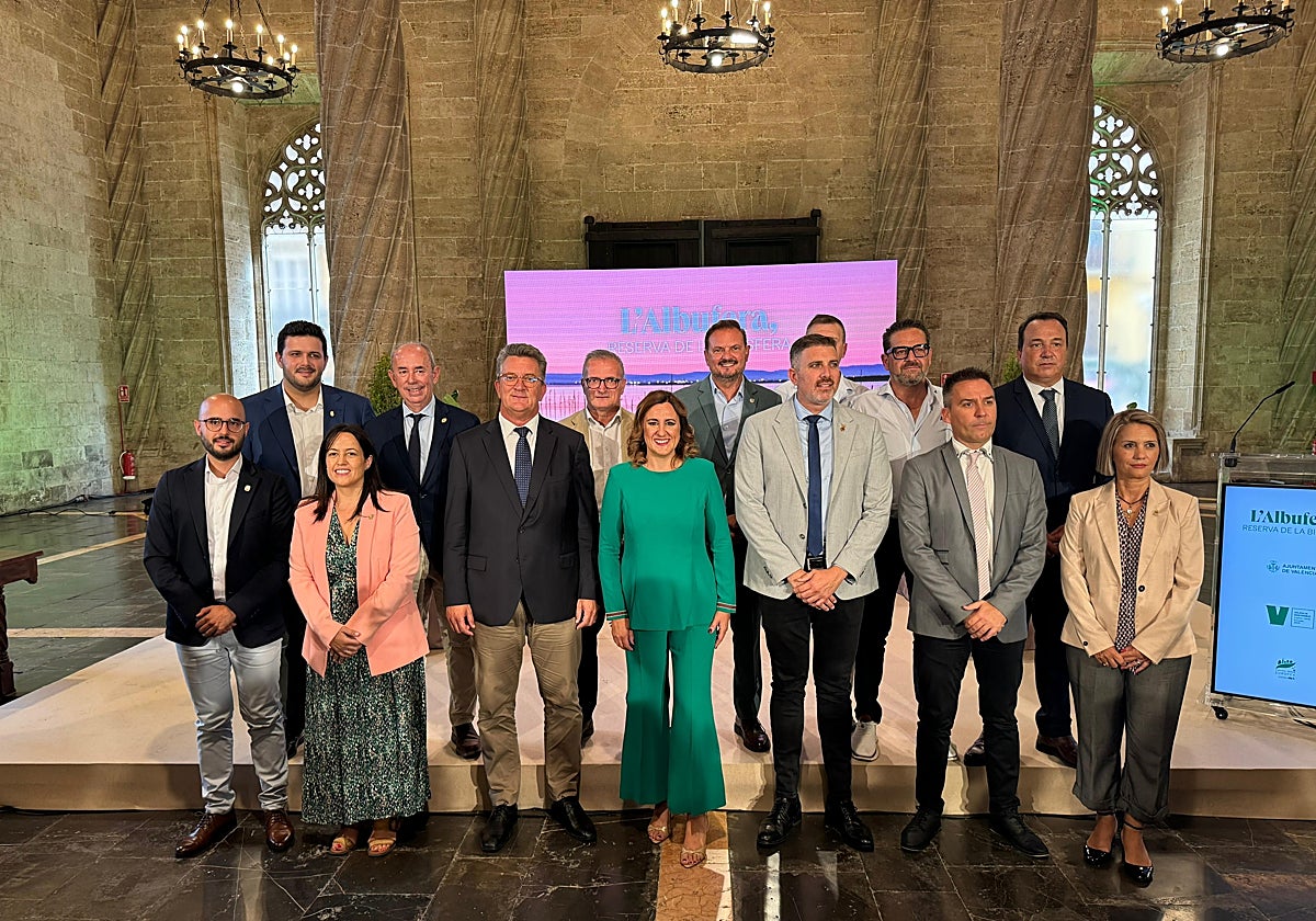 Imagen de los alcaldes ribereños de la Albufera de Valencia en el acto celebrado en la Lonja de la Seda